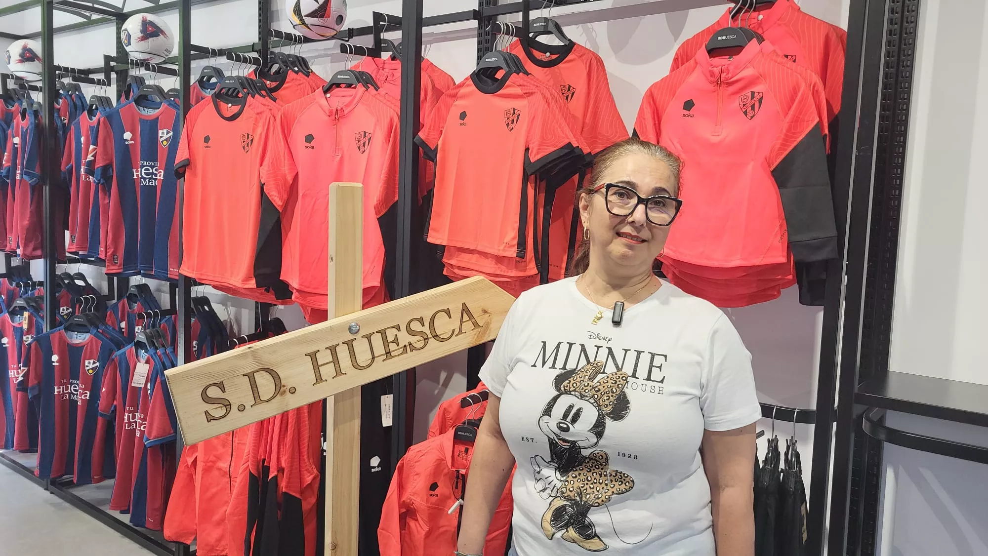 Aficionados renovando el carnet del Huesca