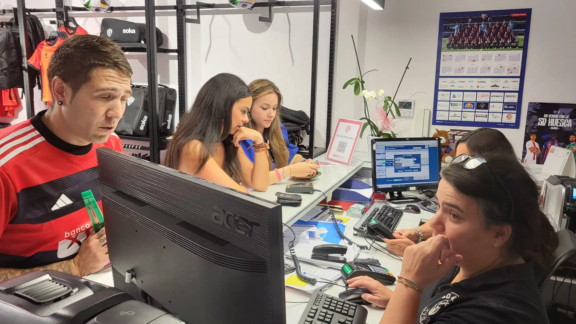 Aficionados renovando el carnet del Huesca