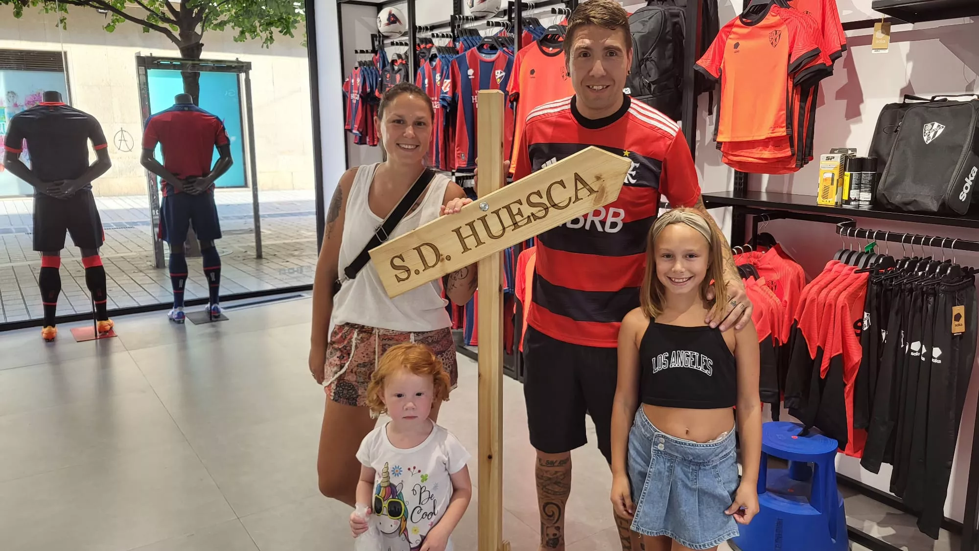 Aficionados renovando el carnet del Huesca