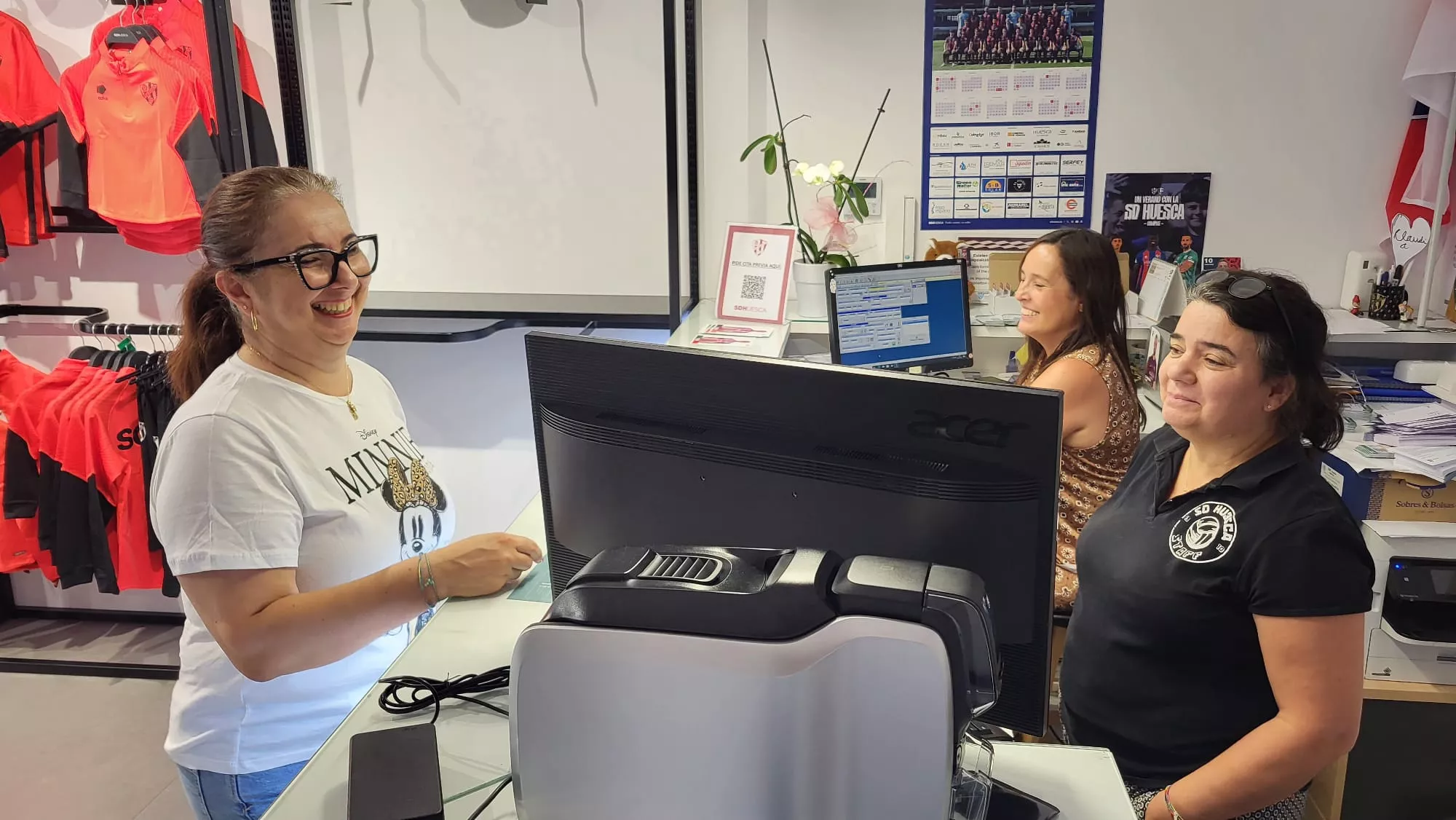 Aficionados renovando el carnet del Huesca