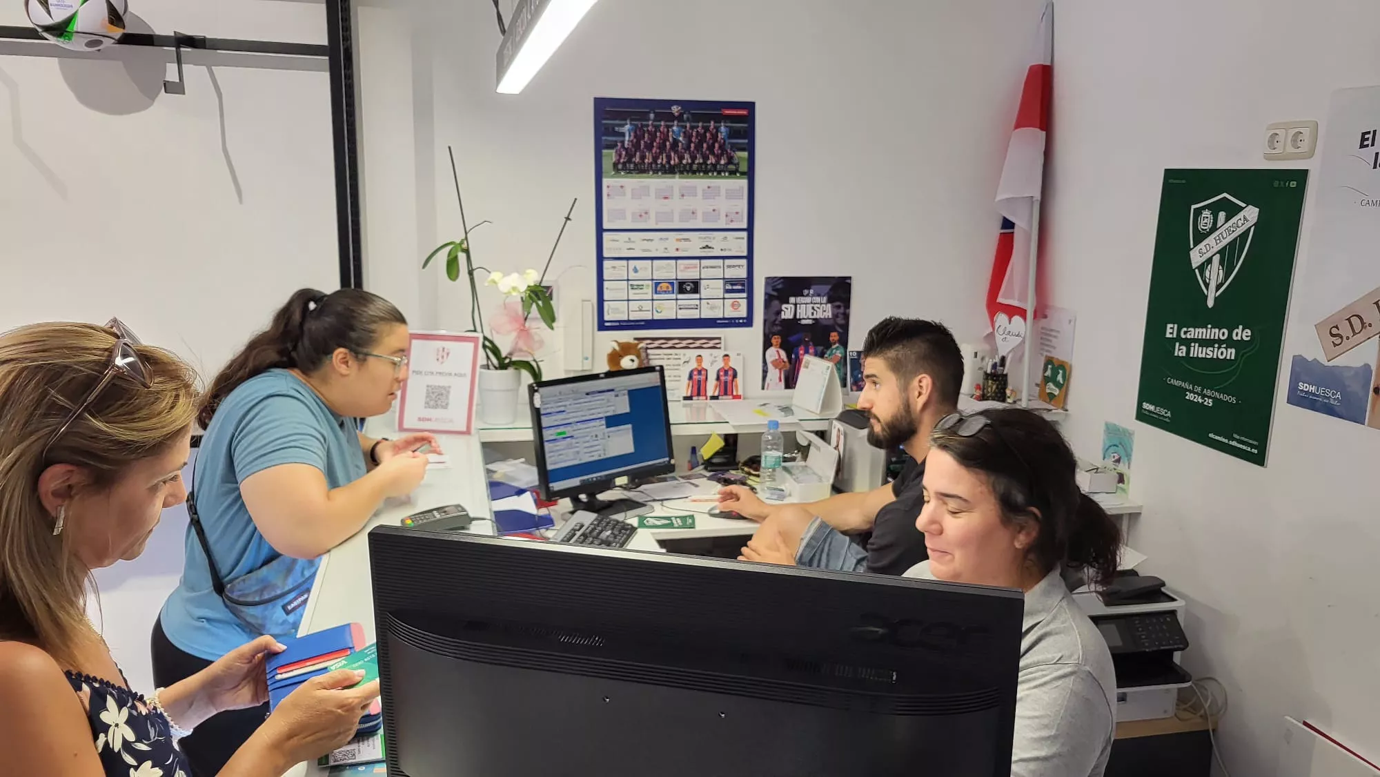 Aficionados renovando el carnet del Huesca