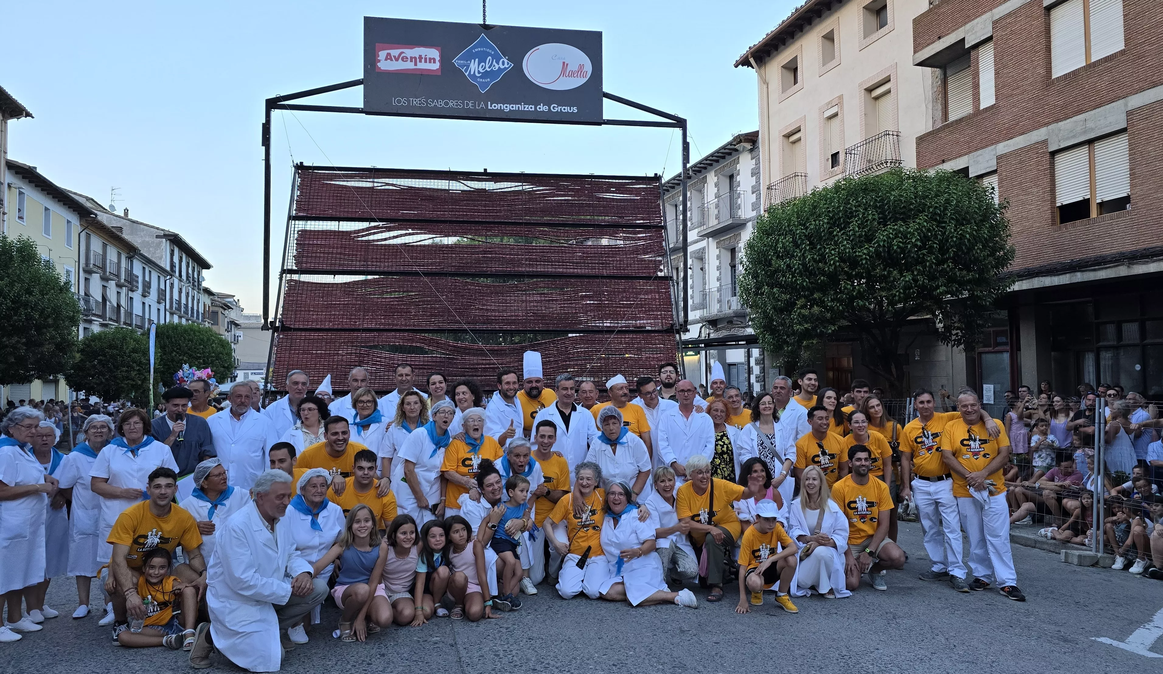 Protagonistas de la Fiesta de la Longaniza de Graus posan con la parrilla de Guinness.