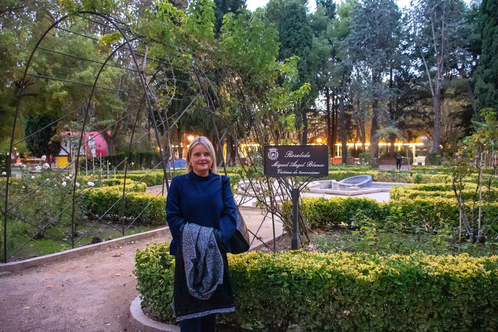 Mari Mar Blanco en la Rosaleda del Parque de Huesca dedicada a su hermano Miguel Ángel