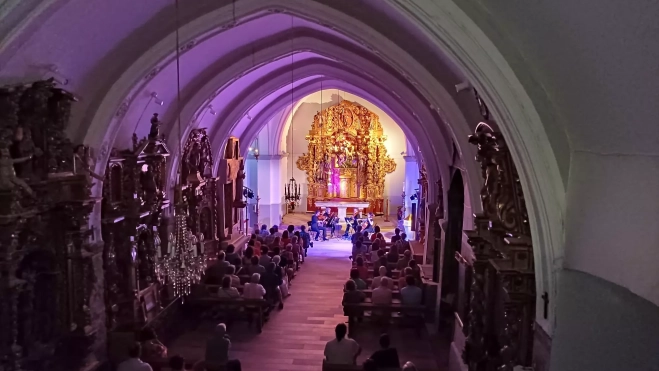 Iglesia de Alcalá de Gurrea con El Trovar Iglesia de Alcalá de Gurrea con El Trovar