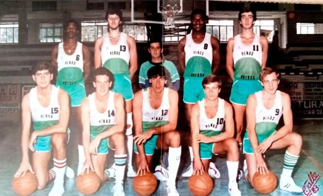 El Peñas saca una réplica de la camiseta que lució en su debut en ACB