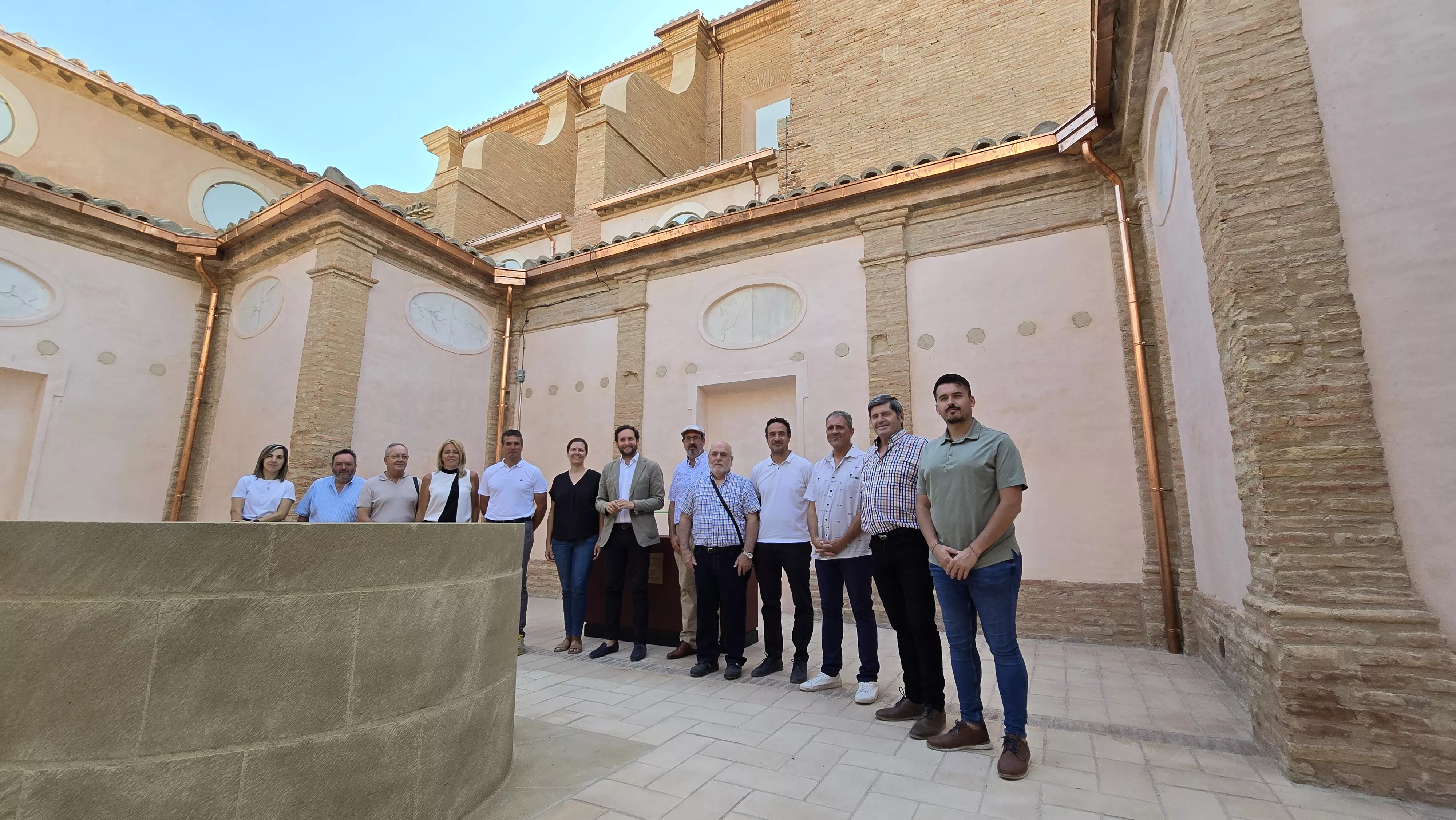 Recepción de obras celebrada en el patio del claustrillo de la Cartuja de las Fuentes.