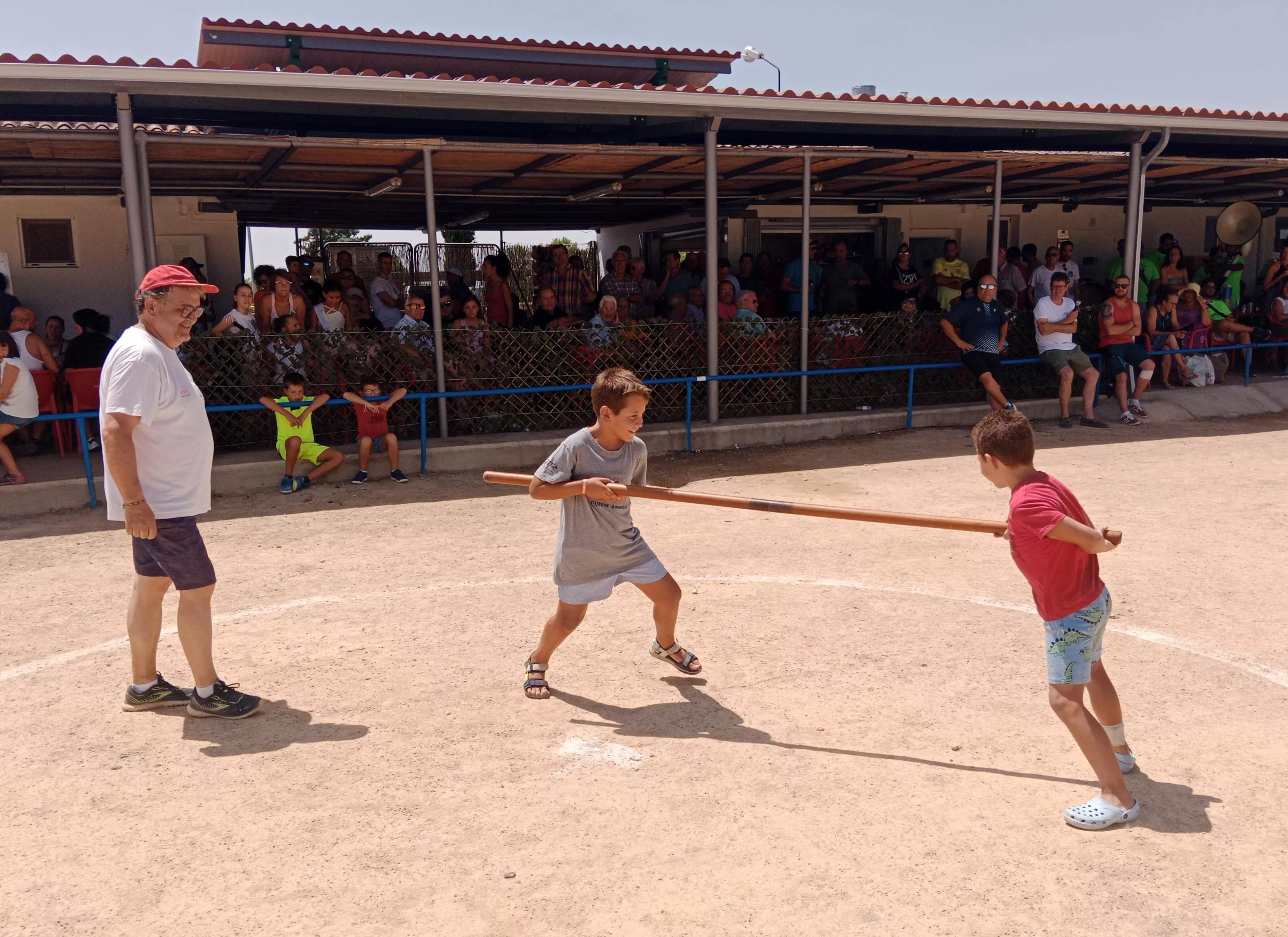 Juegos tradicionales en Castejón de Monegros, pulso de Pica.