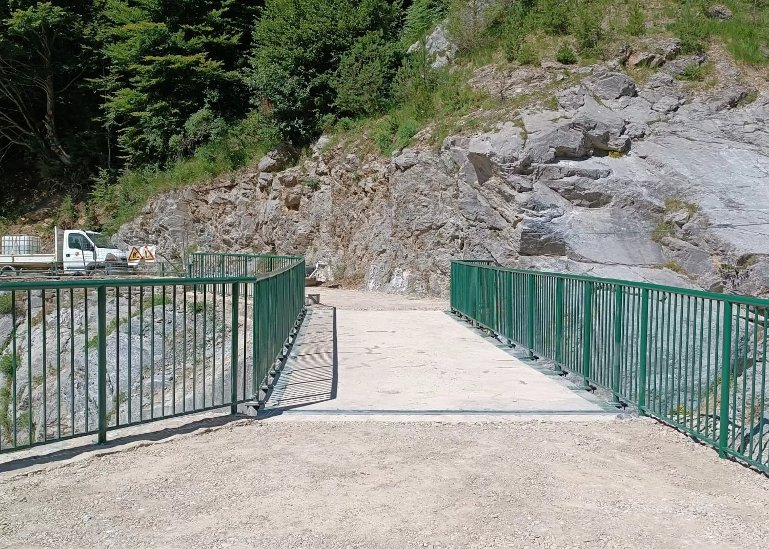 Reabierta la pista de acceso a La Larri en el valle de Pineta tras la instalación del nuevo puente sobre el Cinca.