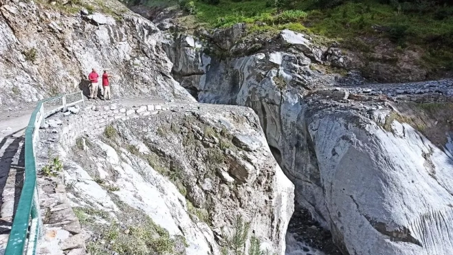 El anterior puente fue arrastrado por la fuerza del agua y las piedras tras una virulenta tormenta. El anterior puente fue arrastrado por la fuerza del agua y las piedras tras una virulenta tormenta.