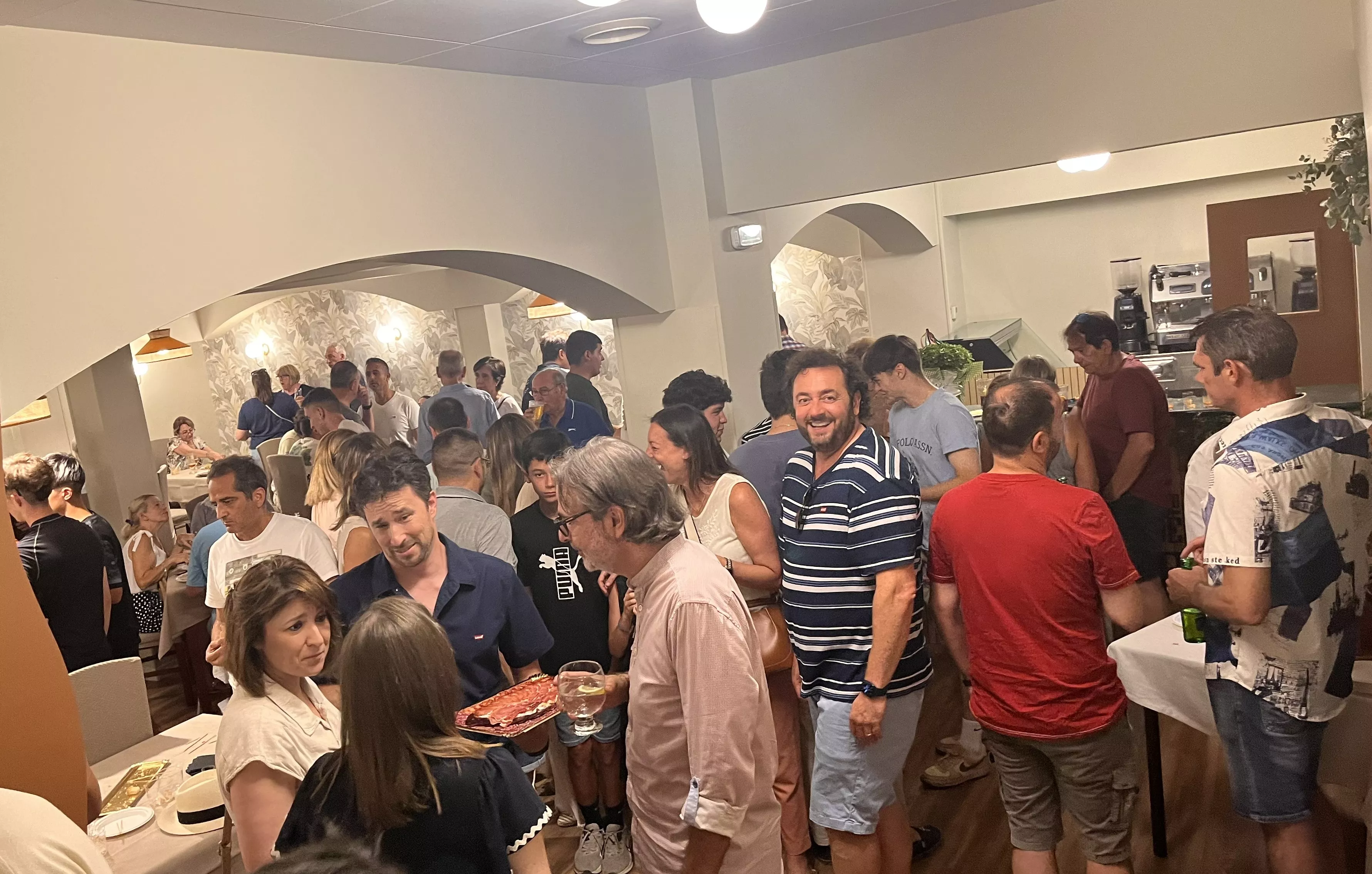 Centenares de oscenses celebran la apertura del nuevo Bar de Jorge. Foto Mercedes Manterola Centenares de oscenses celebran la apertura del nuevo Bar de Jorge. Foto Mercedes Manterola