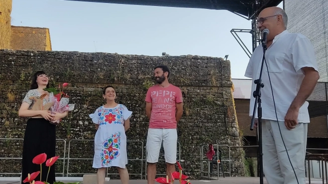 Alondra Bentley recibe el premio del Festival. Alondra Bentley recibe el premio del Festival.