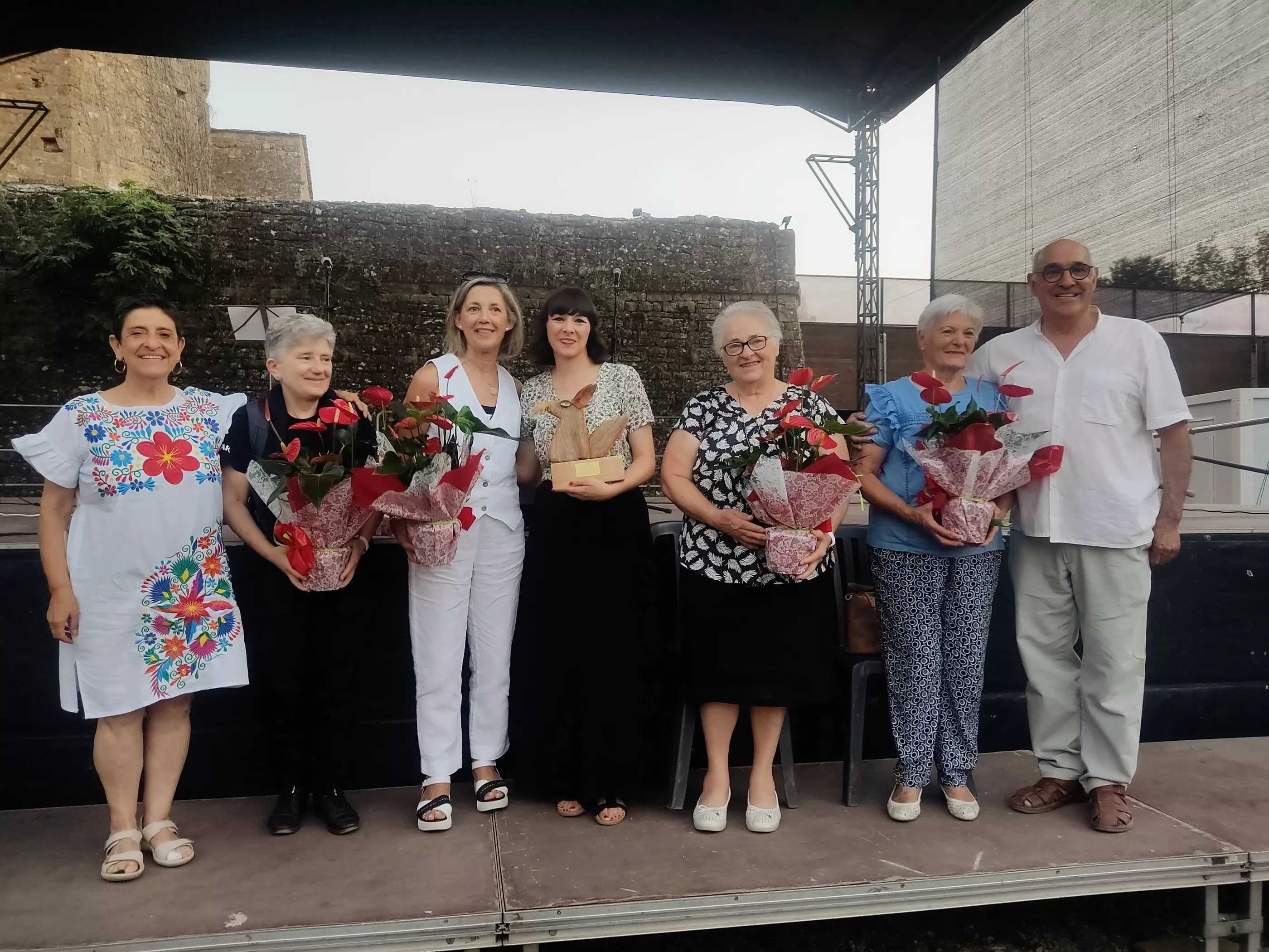 Mujeres homenajeadas en el cierre del Festival Castillo de Aínsa, junto a Alondra Bentley, Paco Paricio y Pilar Amorós.