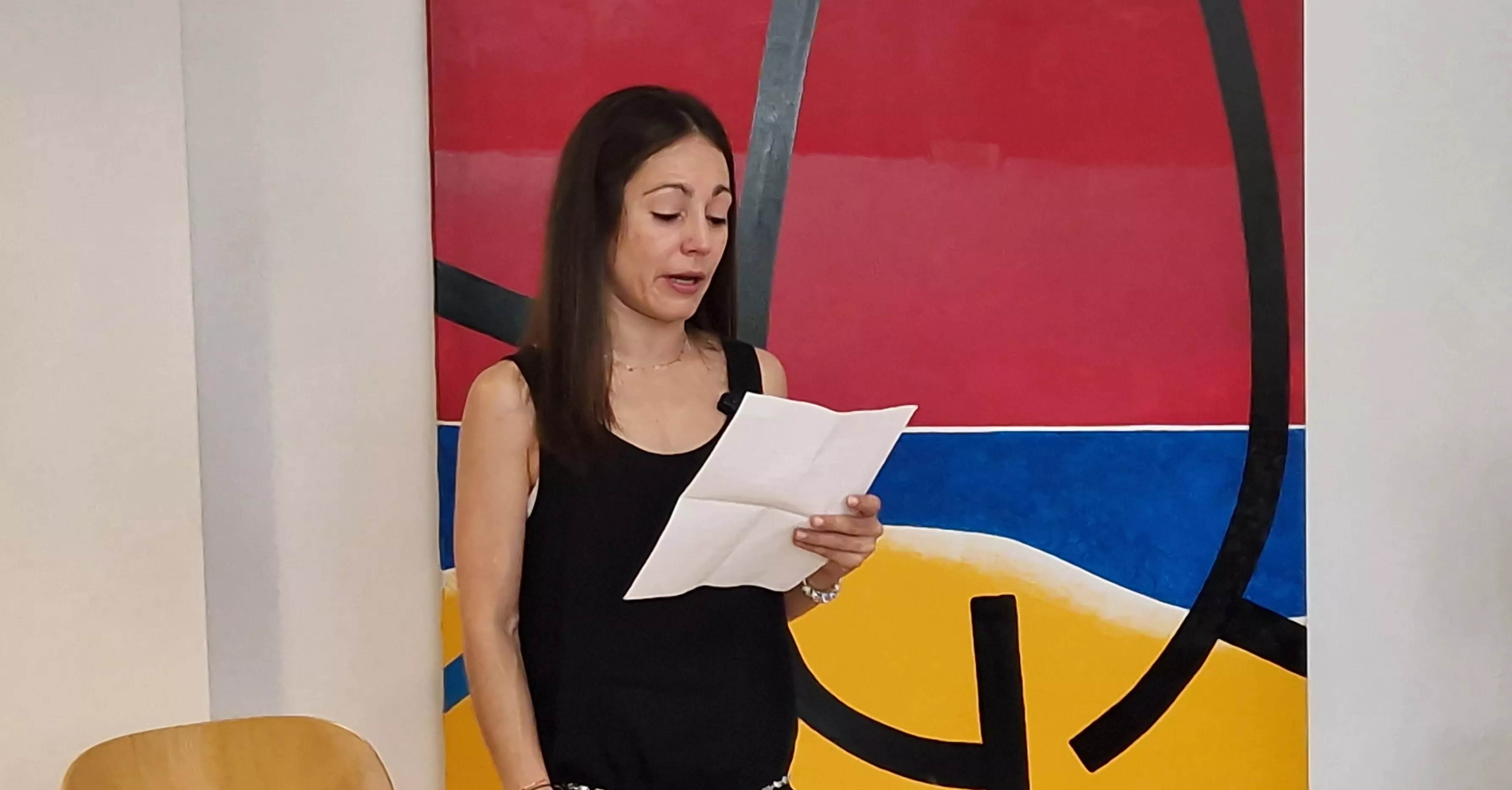 Su hija Jara, diciendo unas palabras. Foto Myriam Martínez