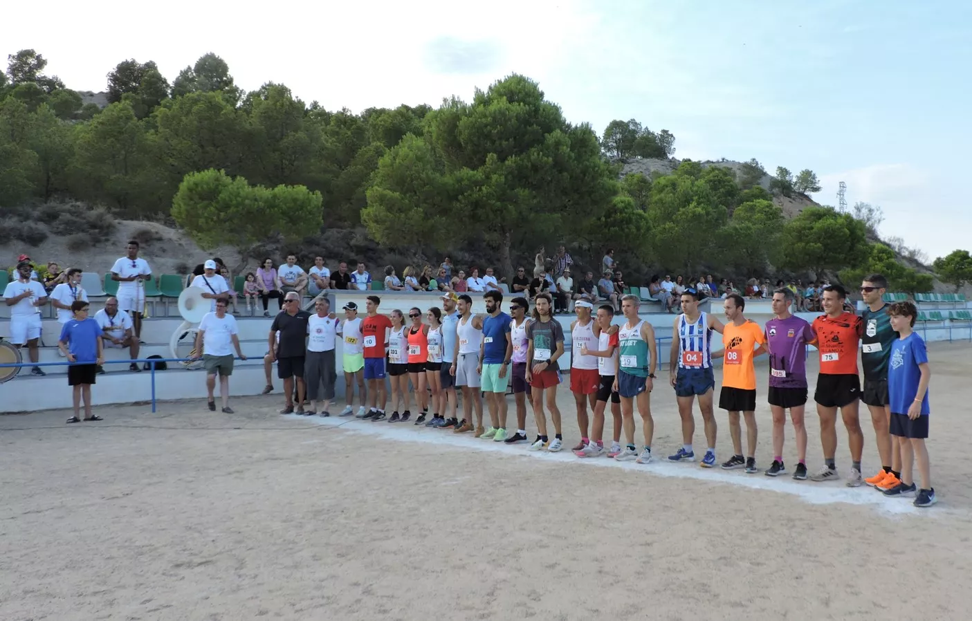 Participantes de la carrera absoluta con los organizadores