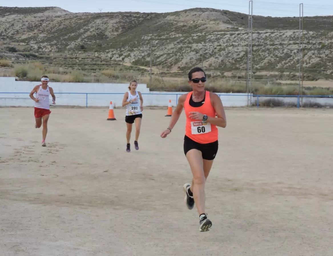 Ani Buero llegando a meta. Detrás Isabel Linares