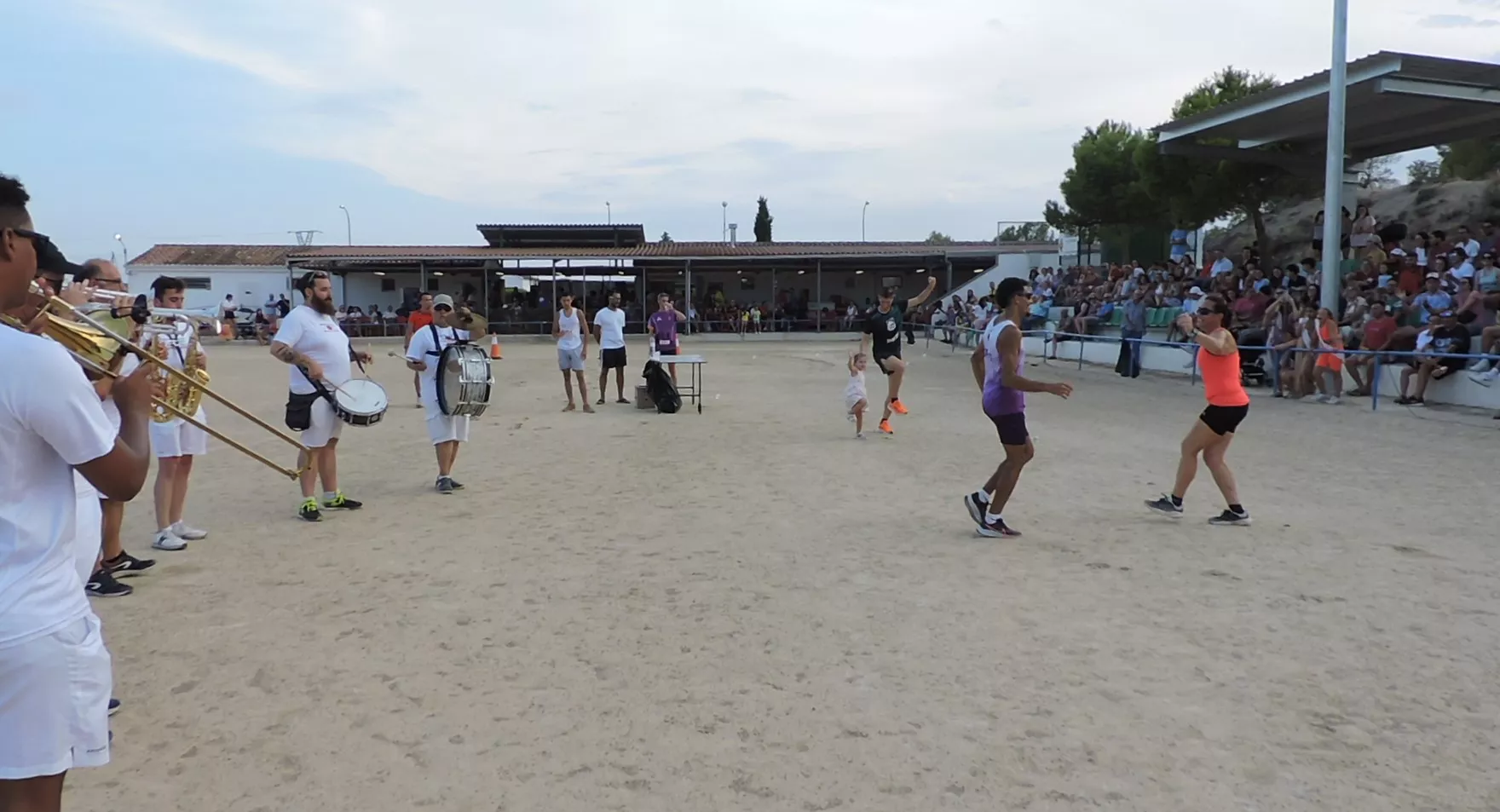 Los vencedores bailaron la  jota de los pollos