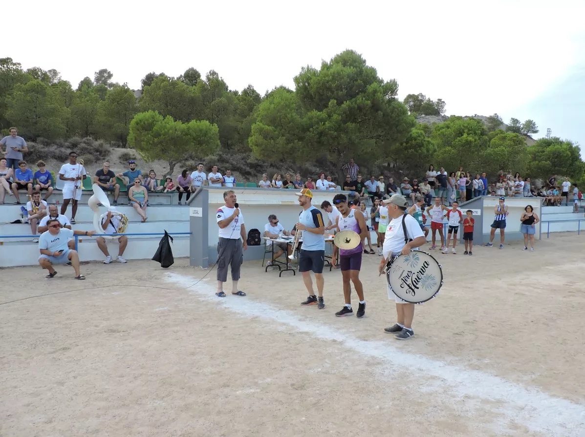 Carrera a una vuelta entre el concejal Diego Ezquerra, el vencedor absoluto  y el músico del bombo