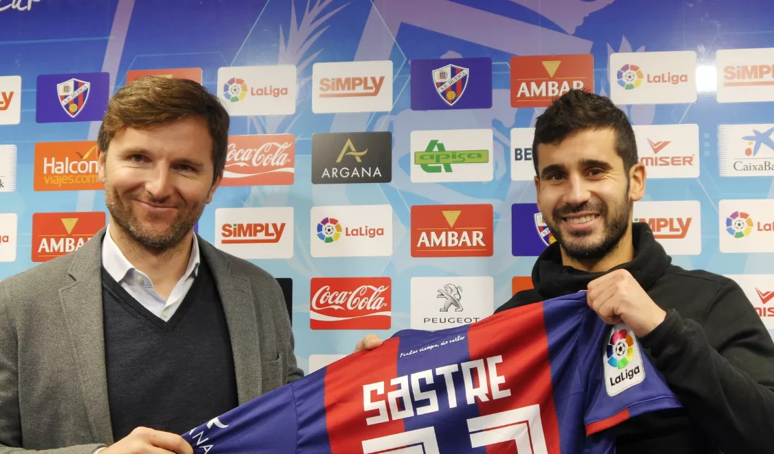 Lalo Arantegui, exdirector deportivo del Huesca, y Lluís Sastre, en una presentación con el Huesca.