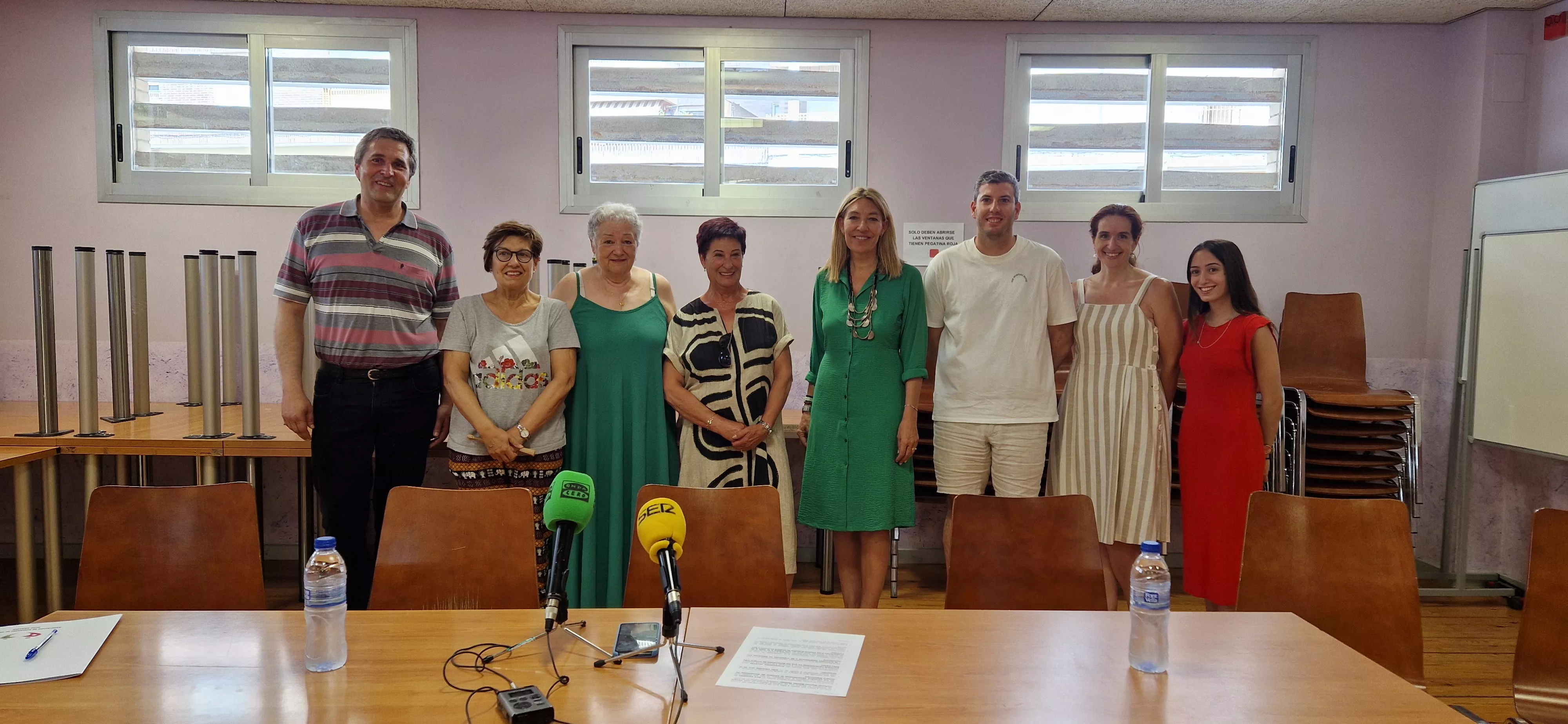 Miembros de la Junta Directiva de la Asociación, su presidenta, Esperanza Ramón, la concejala Marta Escartín y los representantes de las peñas han presentado el "Prelaurentis solidario". Foto Myriam Martínez