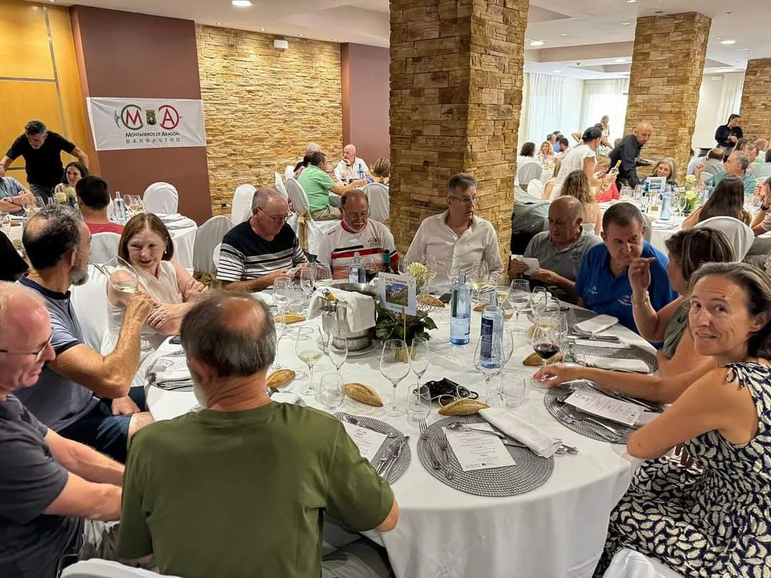 Un momento de la comida del 75 aniversario de Montañeros de Aragón Barbastro.