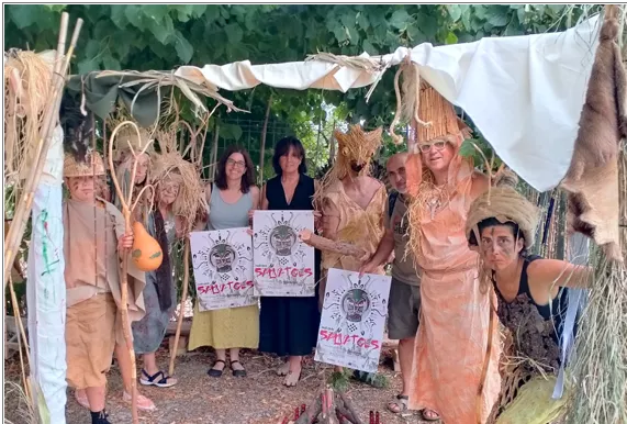 Grupo de Salvajes junto a Anna Pulido, técnico de desarrollo, Yolanda Castelló, alcaldesa de Benabarre, y Mariano Lasheras, director artístico del Ball. Grupo de Salvajes junto a Anna Pulido, técnico de desarrollo, Yolanda Castelló, alcaldesa de Benabarre, y Mariano Lasheras, director artístico del Ball.
