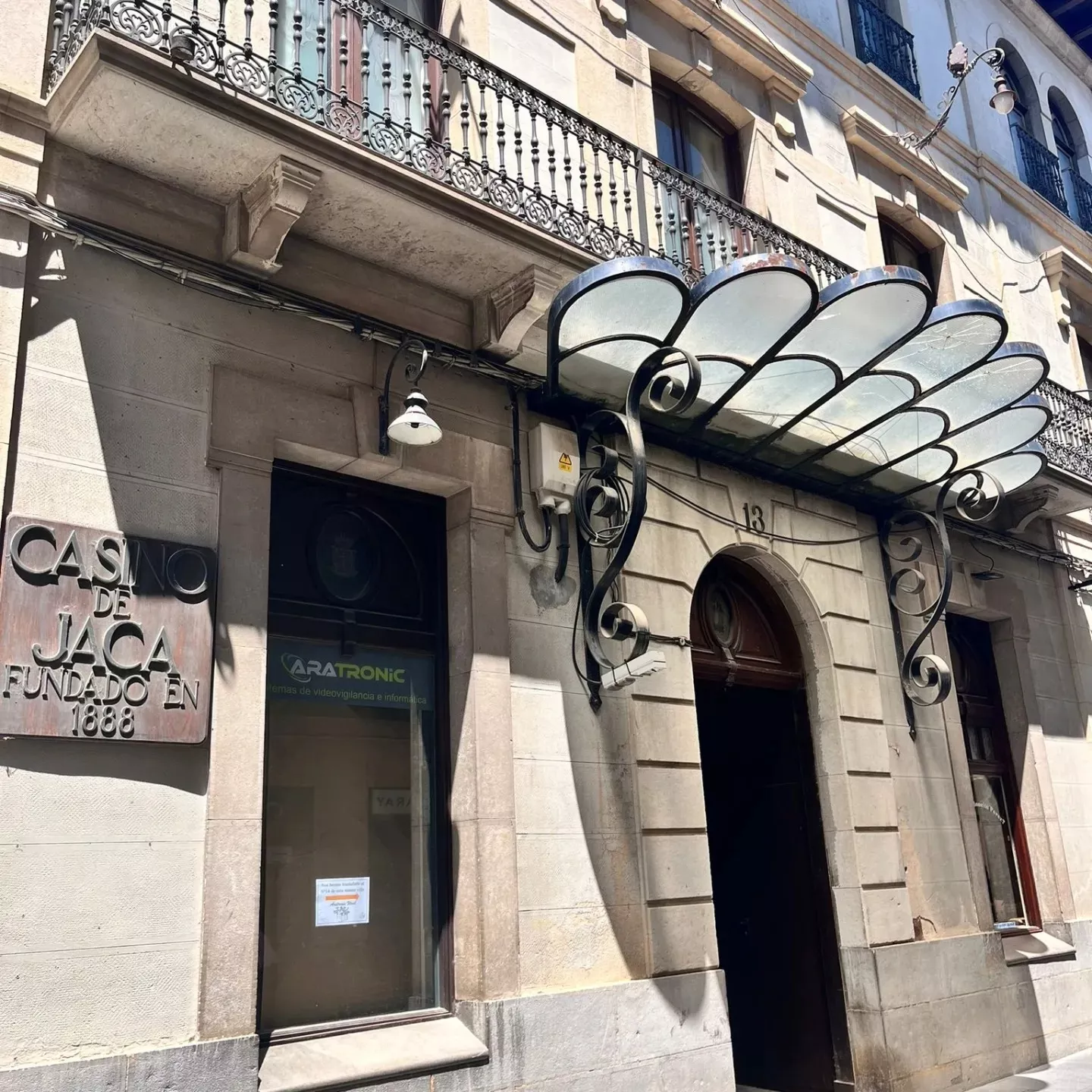 Imagen de la entrada al Casino de la calle Echegaray de Jaca.