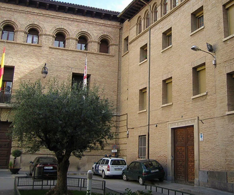 Edificio del colegio de Los Escolapios junto al Ayuntamiento de Barbastro.