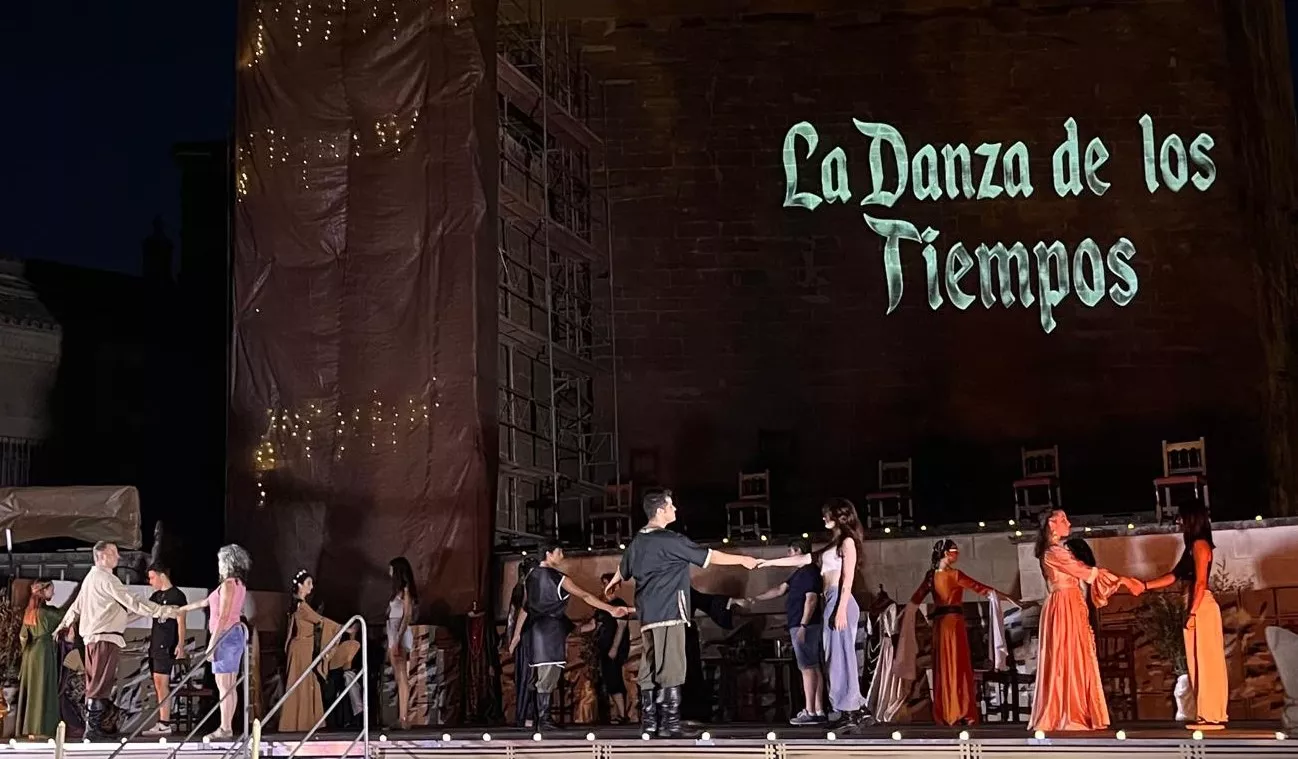 "La danza de los tiempos" de José Espinosa en la plaza General Alsina. Foto Mercedes Manterola