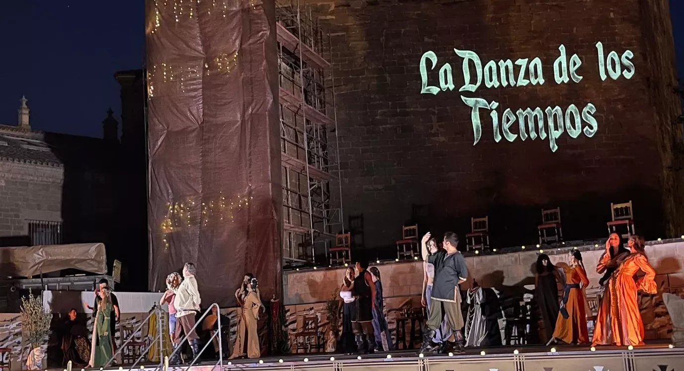 "La danza de los tiempos" de José Espinosa en la plaza General Alsina. Foto Mercedes Manterola