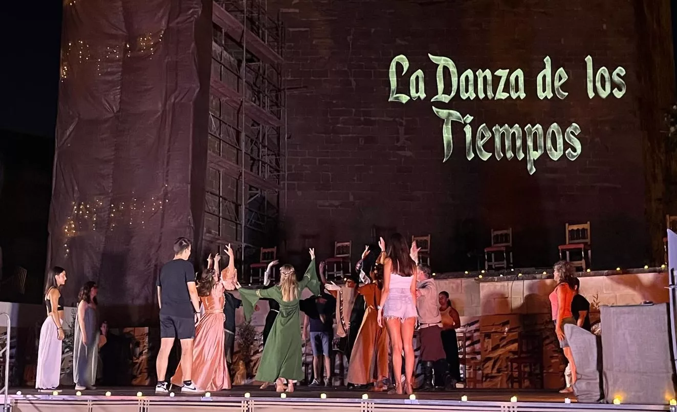 "La danza de los tiempos" de José Espinosa en la plaza General Alsina. Foto Mercedes Manterola