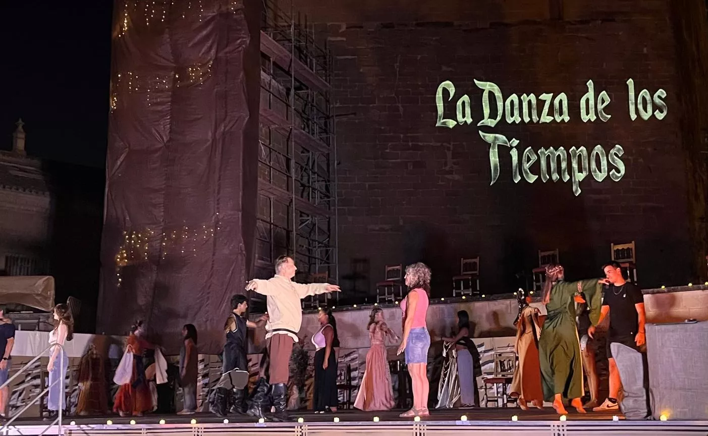 "La danza de los tiempos" de José Espinosa en la plaza General Alsina. Foto Mercedes Manterola