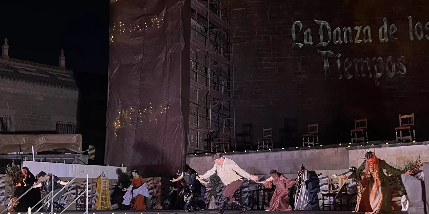 "La danza de los tiempos" de José Espinosa en la plaza General Alsina. Foto Mercedes Manterola
