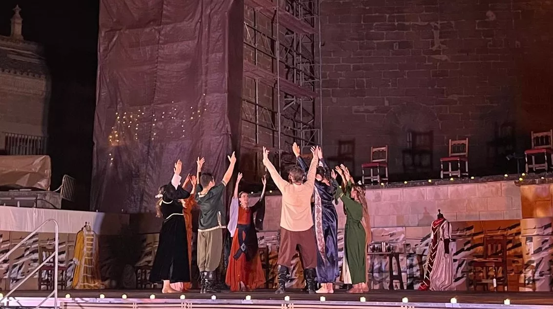 "La danza de los tiempos" de José Espinosa en la plaza General Alsina. Foto Mercedes Manterola