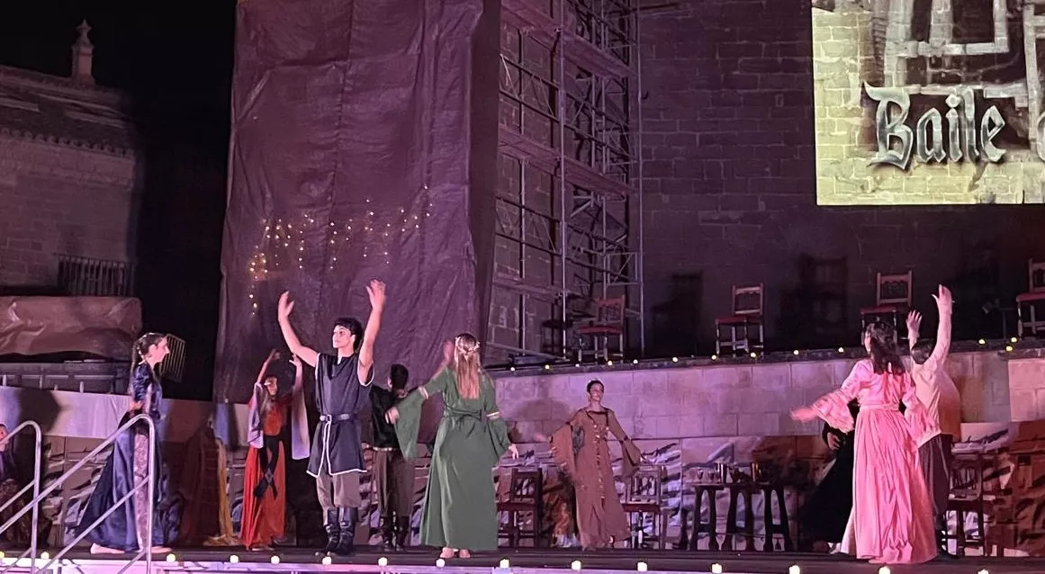 "La danza de los tiempos" de José Espinosa en la plaza General Alsina. Foto Mercedes Manterola