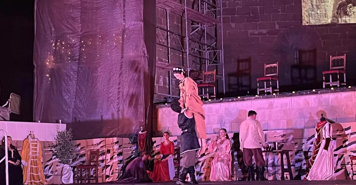 "La danza de los tiempos" de José Espinosa en la plaza General Alsina. Foto Mercedes Manterola