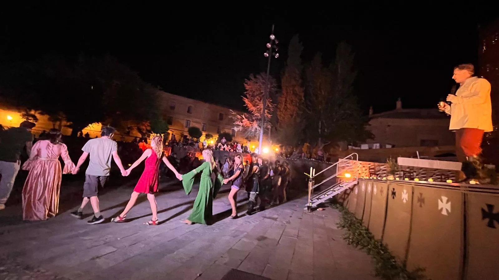 "La danza de los tiempos" de José Espinosa en la plaza General Alsina. Foto Mercedes Manterola