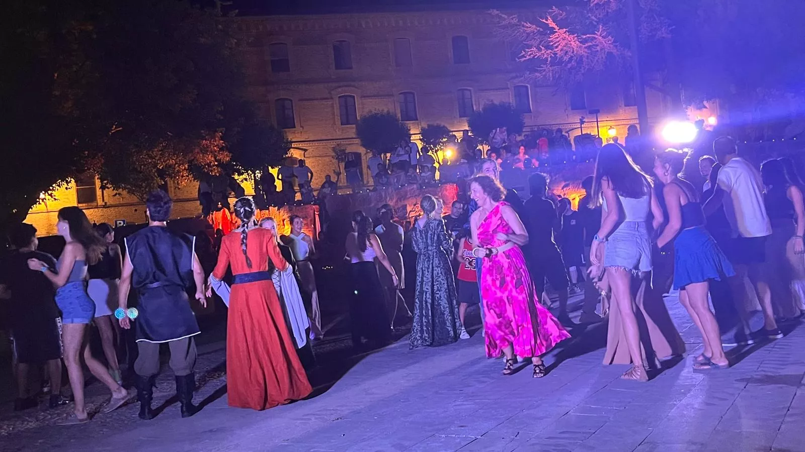 "La danza de los tiempos" de José Espinosa en la plaza General Alsina. Foto Mercedes Manterola