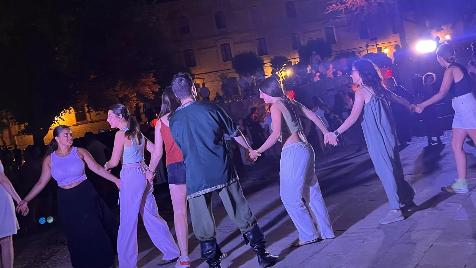 "La danza de los tiempos" de José Espinosa en la plaza General Alsina. Foto Mercedes Manterola