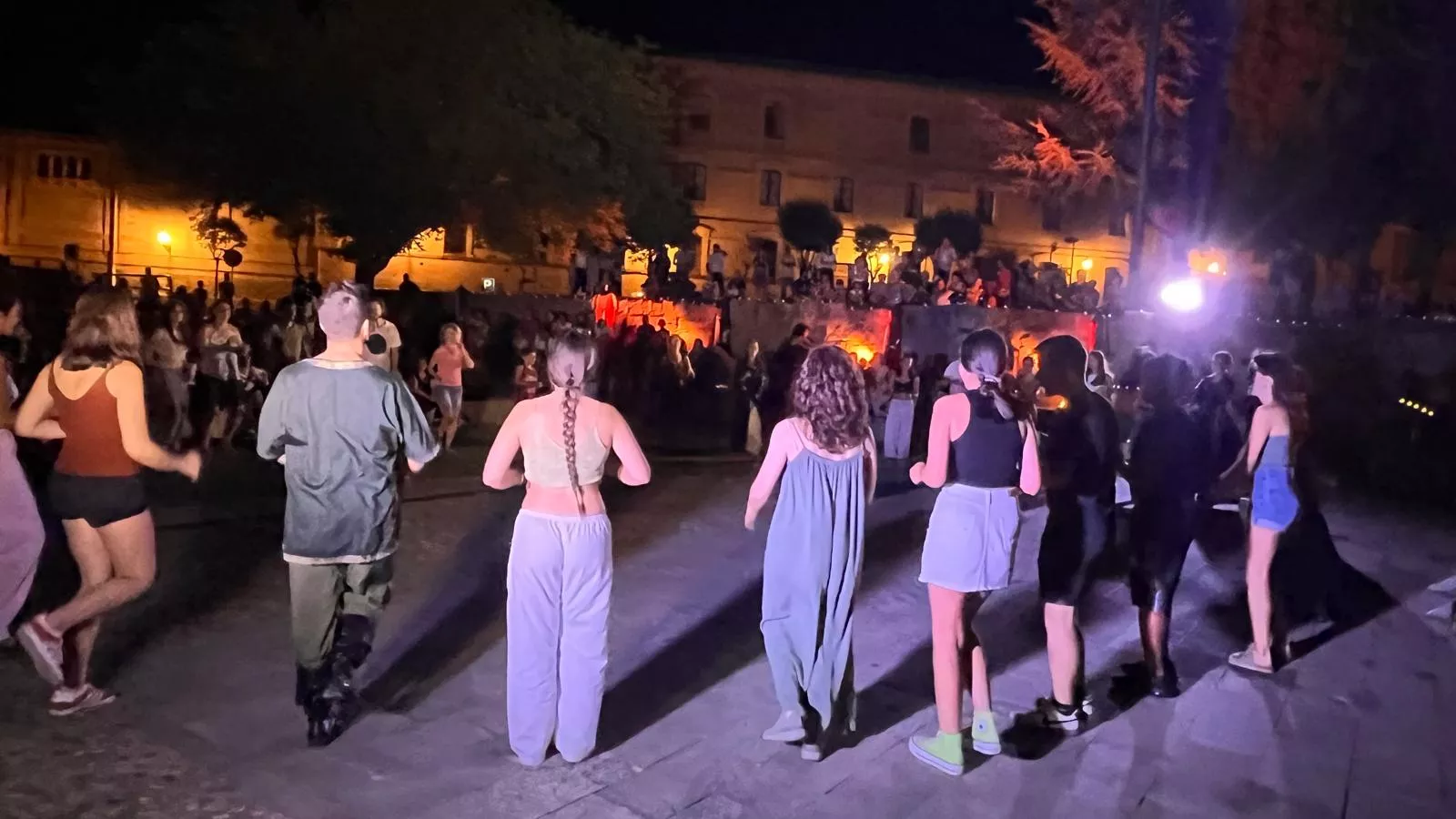 "La danza de los tiempos" de José Espinosa en la plaza General Alsina. Foto Mercedes Manterola