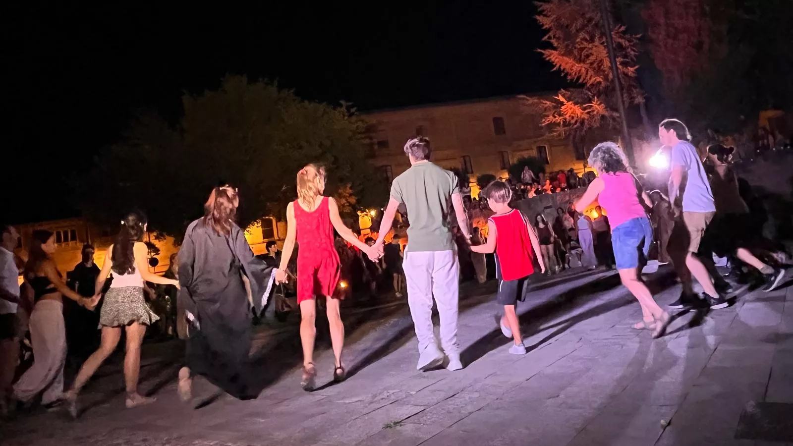 "La danza de los tiempos" de José Espinosa en la plaza General Alsina. Foto Mercedes Manterola