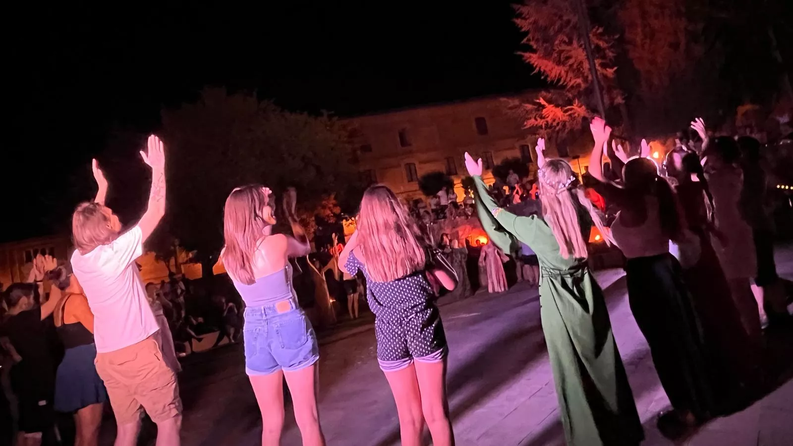 "La danza de los tiempos" de José Espinosa en la plaza General Alsina. Foto Mercedes Manterola