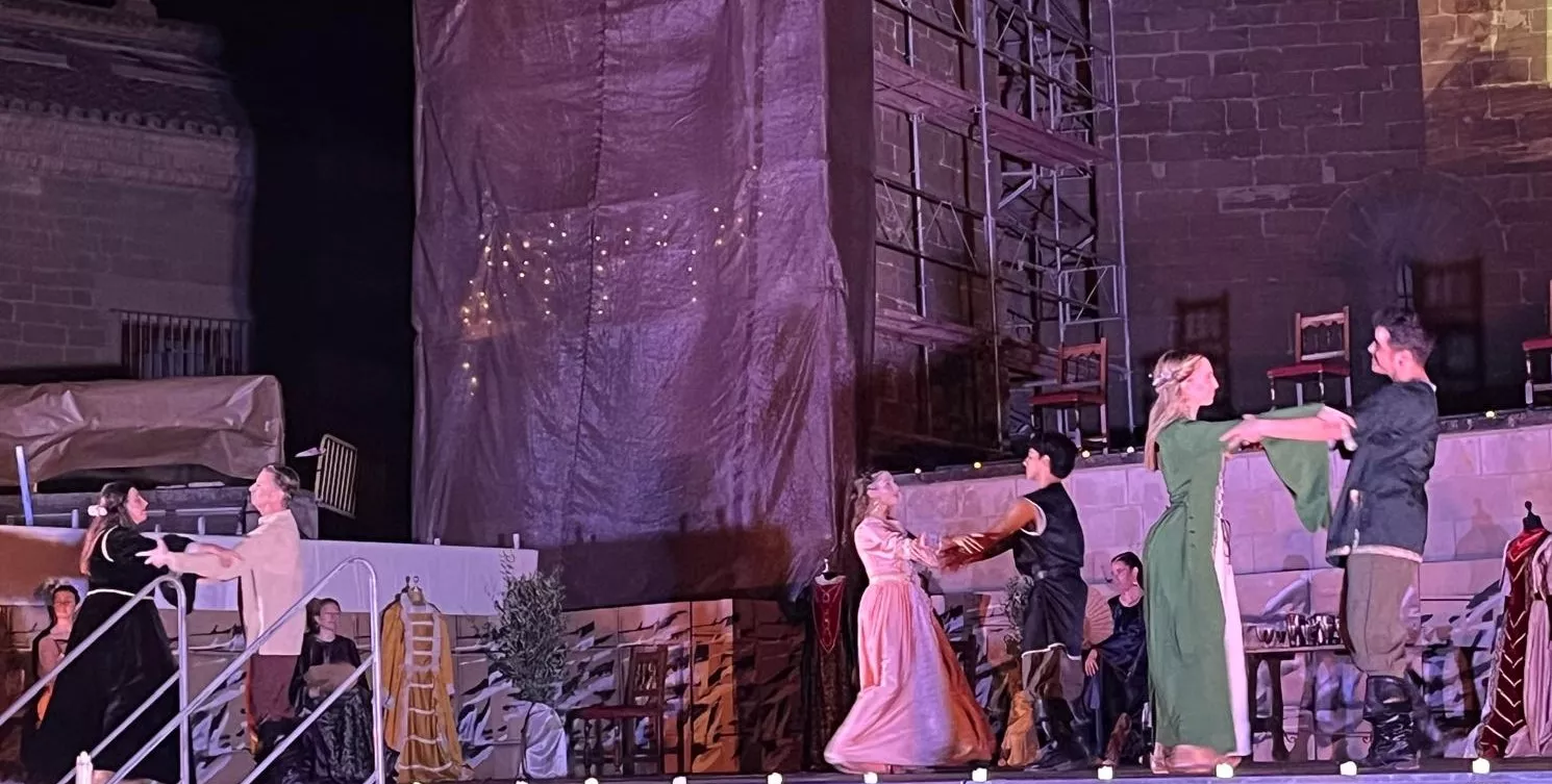 "La danza de los tiempos" de José Espinosa en la plaza General Alsina. Foto Mercedes Manterola