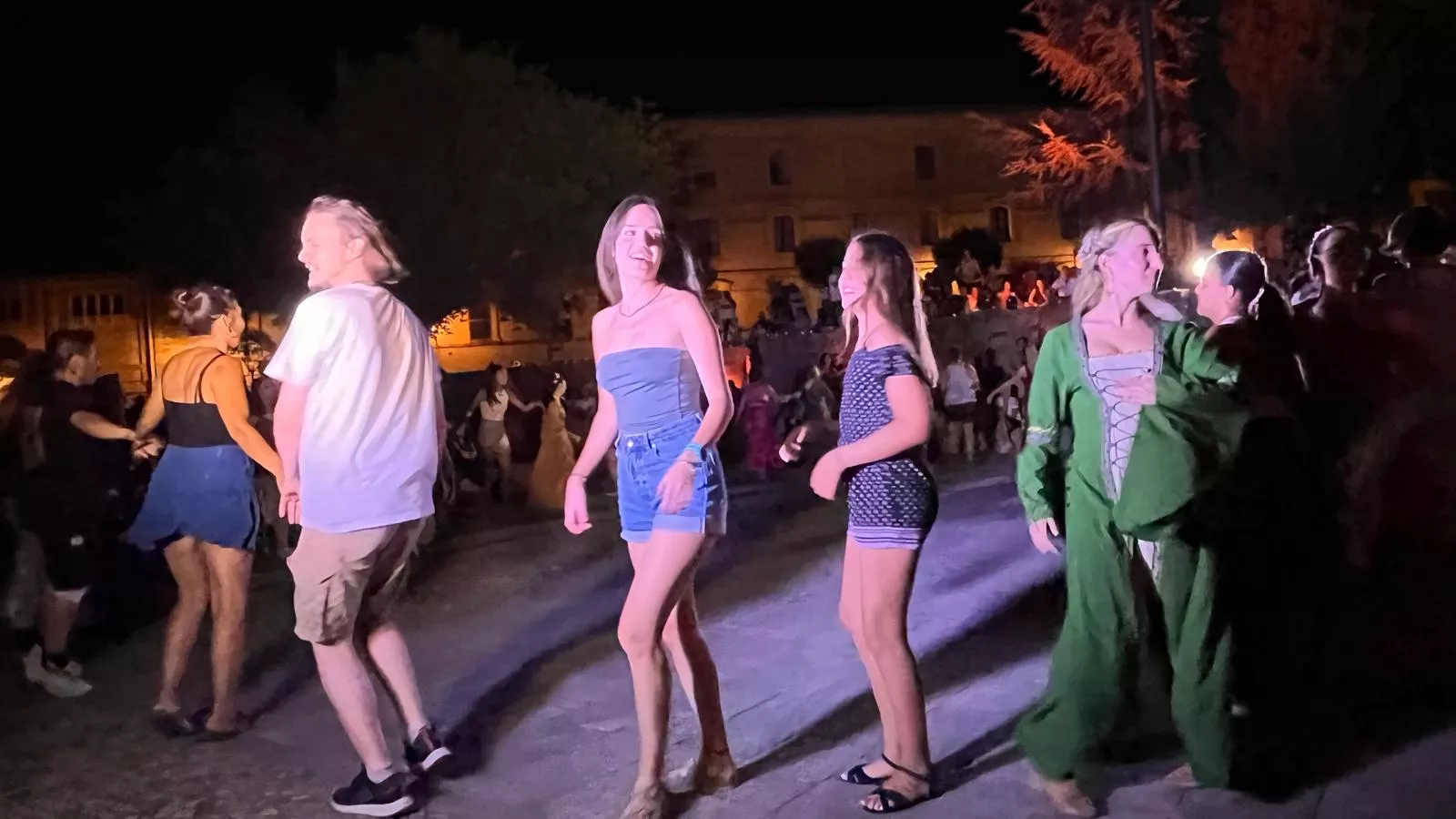 "La danza de los tiempos" de José Espinosa en la plaza General Alsina. Foto Mercedes Manterola