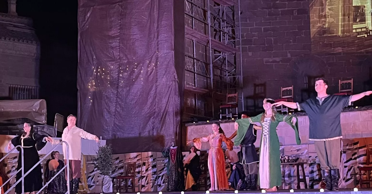 "La danza de los tiempos" de José Espinosa en la plaza General Alsina. Foto Mercedes Manterola
