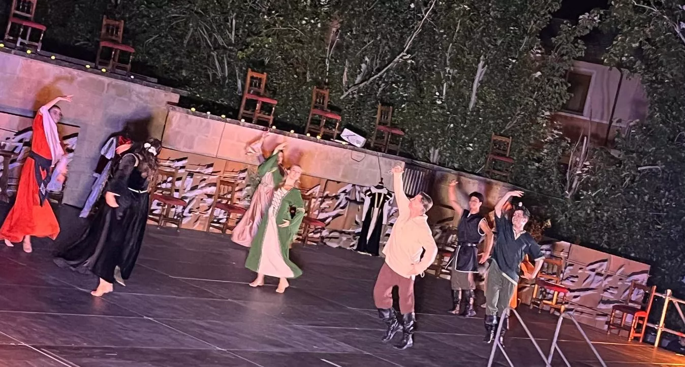 "La danza de los tiempos" de José Espinosa en la plaza General Alsina. Foto Mercedes Manterola