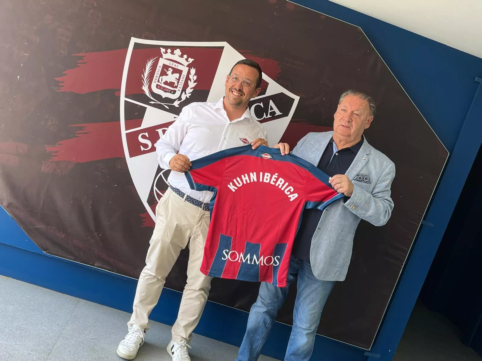Fernando Cuervo y Agustín Lasaosa presentan el acuerdo de patrocinio de Kuhn Ibérica y el Huesca. Foto: Adrián Mora