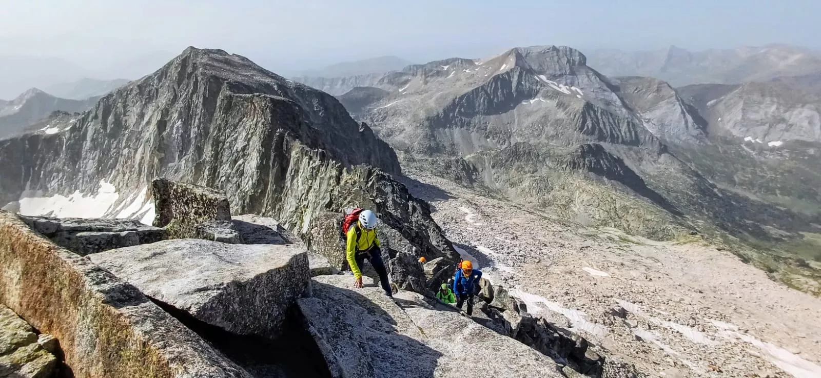 Rocosa cresta del Margalida con el pico Russell deetrás 2024 07