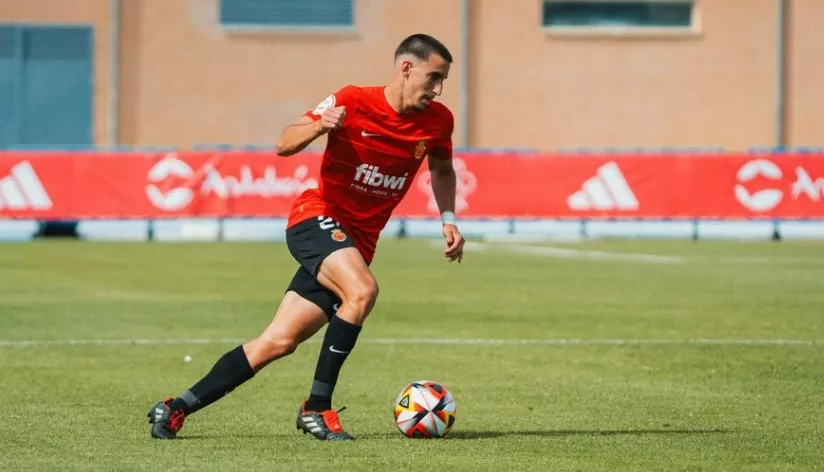 Raúl Alarcón en un partido con el Mallorca.
