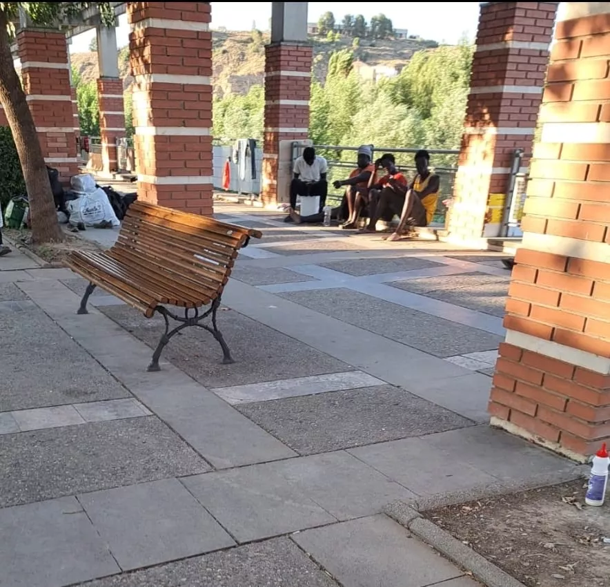 Migrantes en el Paseo de la Constitución de Fraga. Migrantes en el Paseo de la Constitución de Fraga.