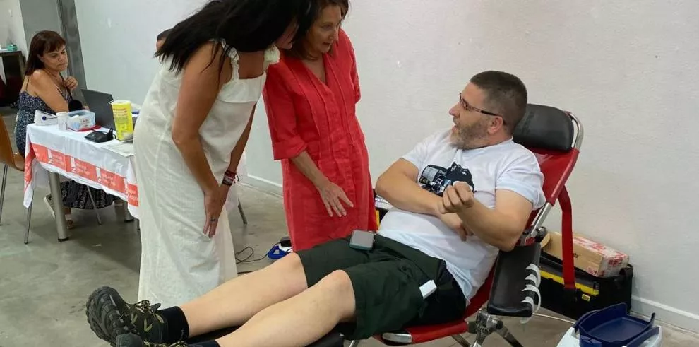 La alcaldesa de Huesca, Lorena Orduna, y la gerente del Banco de Sangre, Rosa Plantagenet White, conversan con uno de los ciudadanos que ha donado hoy sangre en Huesca